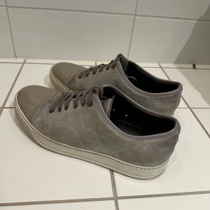 Lanvin Cap Toe - Lanvin Cap Toe i snygg grå färg. Använd men bra skick fortfarande. Storlek 8 som är 42 men passar 43. Skriv vid frågor!