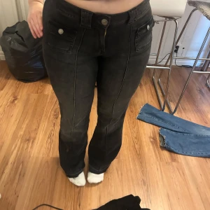 Hm jeans  - Säljer de populära hm jeansen ❤️ strl 40 men skulle säga att de passar 38-42 typ ☺️ fint skick! Passar mig perfekt i längden som är 163 cm
