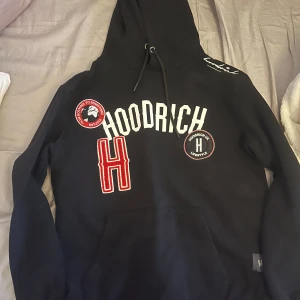 Hoodrich hoodie  - Hoodien är precis som ny utan några slitningar🤗 Hoodien är i storlek S men sitter typ som en M skulle jag säga❤️Priset kan diskuteras🤗