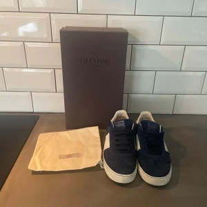 Valentino Garavani flewcrew - Tjena! Säljer mina otroligt snygga Valetino Flewcrew i färgen Royal Blue vilket är dem mäst sällsynta och populära färgen! Har används men knappt deflekter! Är i storlek 39 men passar upp till 40,5, Alla nitar kvar och är i väldigt fint skick fortfarande. Mitt pris: 4000kr , Hör av vid fler frågor🙌