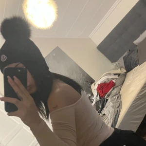 Äkta moncler mössa  - Köpt för 1 månad tycker inte den passar min stil längre 
