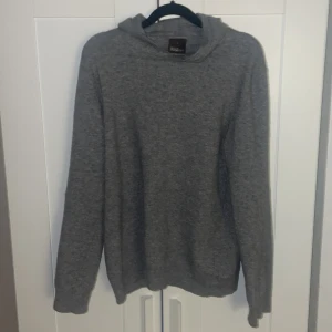 Oscar jakobsson kasmir hoddie  - Fin oscar jakobsson kashmir hoddie i storlek L men passar M skicka 8/10