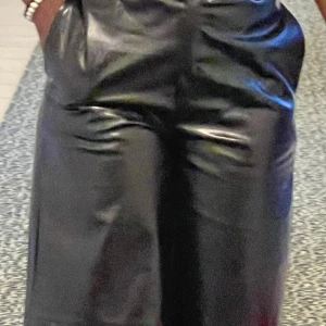 Svarta skinnbyxor - Säljer ett par svarta skinnbyxor i loose fit. De är högmidjade och har en stilren design med fickor bak. Perfekta för en cool och edgy look, passar både till vardags och fest. 🖤