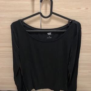 Svart långärmad topp från Lager 157 - Säljer en svart långärmad topp från Lager 157 i storlek M. Den är gjord av mjukt och stretchigt material och är därför jätteskön! Den är endast testad, ej använd!
