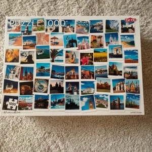 Pussel 1000 bitar från Tactic - Säljer ett färgglatt pussel med 1000 bitar från Tactic. Motivet består av olika semesterbilder från hela världen, perfekt för dig som älskar att resa och pussla. Pusslet är 67 cm x 48 cm när det är klart. Alla bitar är i gott skick och kommer i originalförpackning.