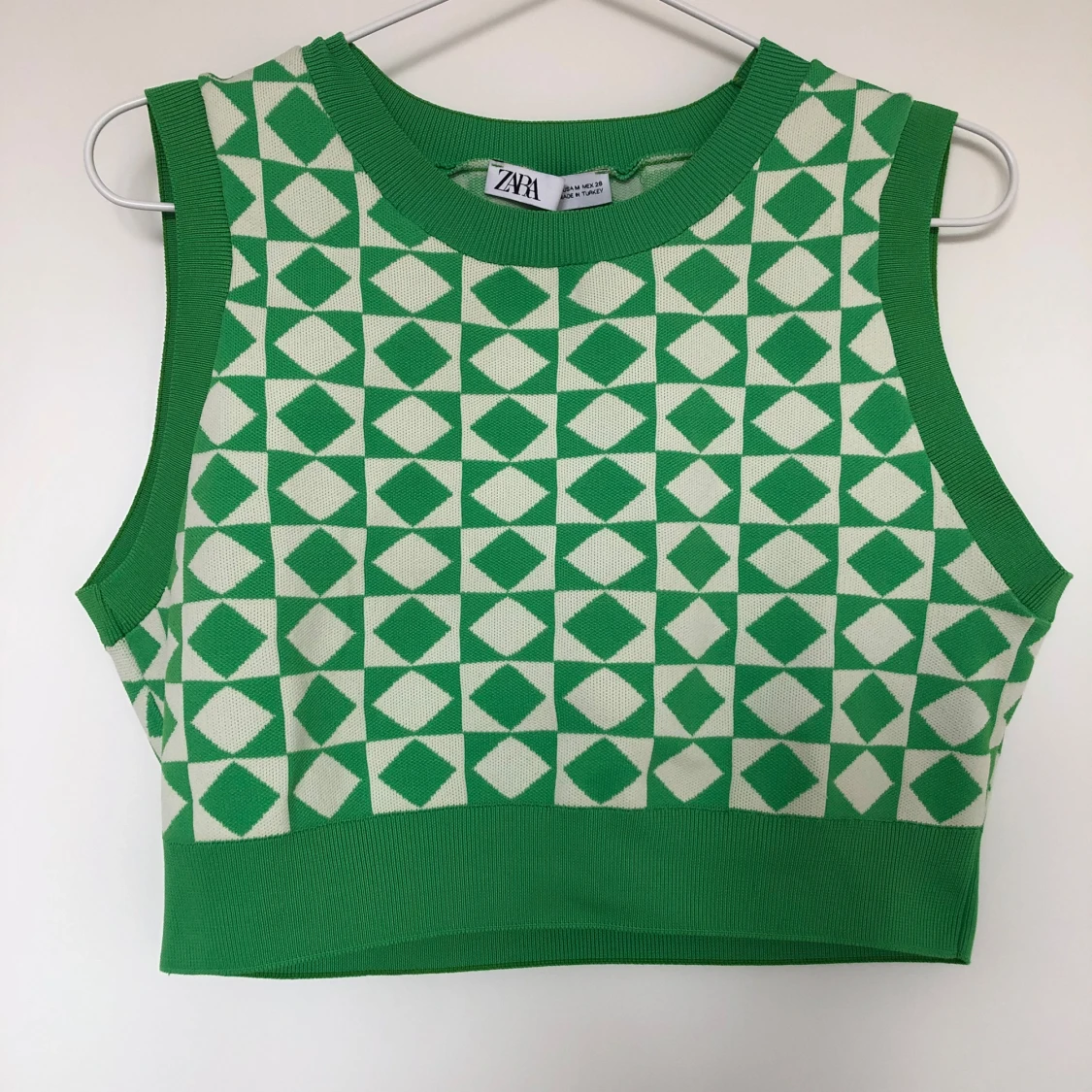 Grön och vit-rutig väst i croppad modell från Zara - 90