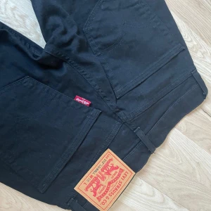 Jeans  - Svarta jeans Slim fit Levis 