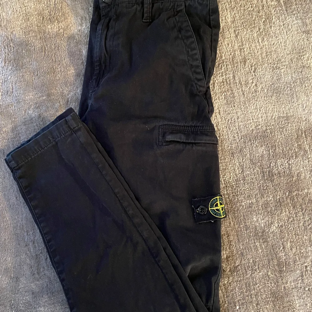 Svarta Stone Island byxor storlek 156, 12 år. Använda men fint skick. . Jeans & Byxor.