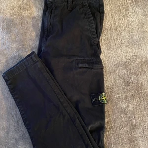 Svarta Stone Island byxa - Svarta Stone Island byxor storlek 156, 12 år. Använda men fint skick. 