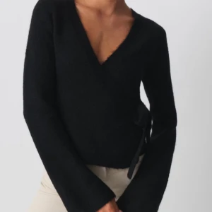 Svart omlottkofta från Gina Tricot - Super fin omlottkofta från Gina tricot som är näst intill oanvänd slutsåld på hemsidan 