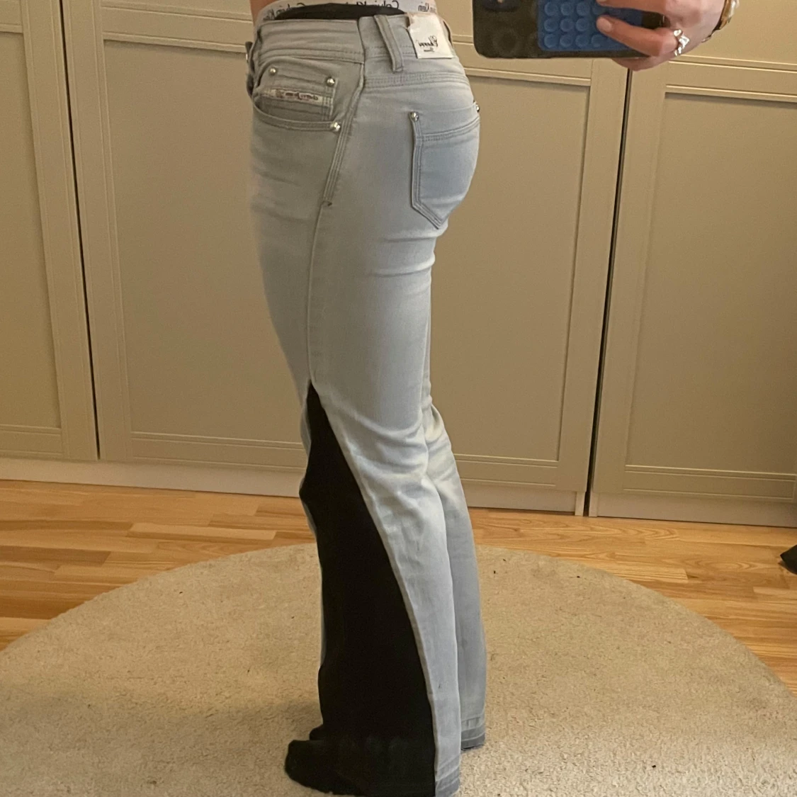 Grå jeans med svarta detaljer - 1