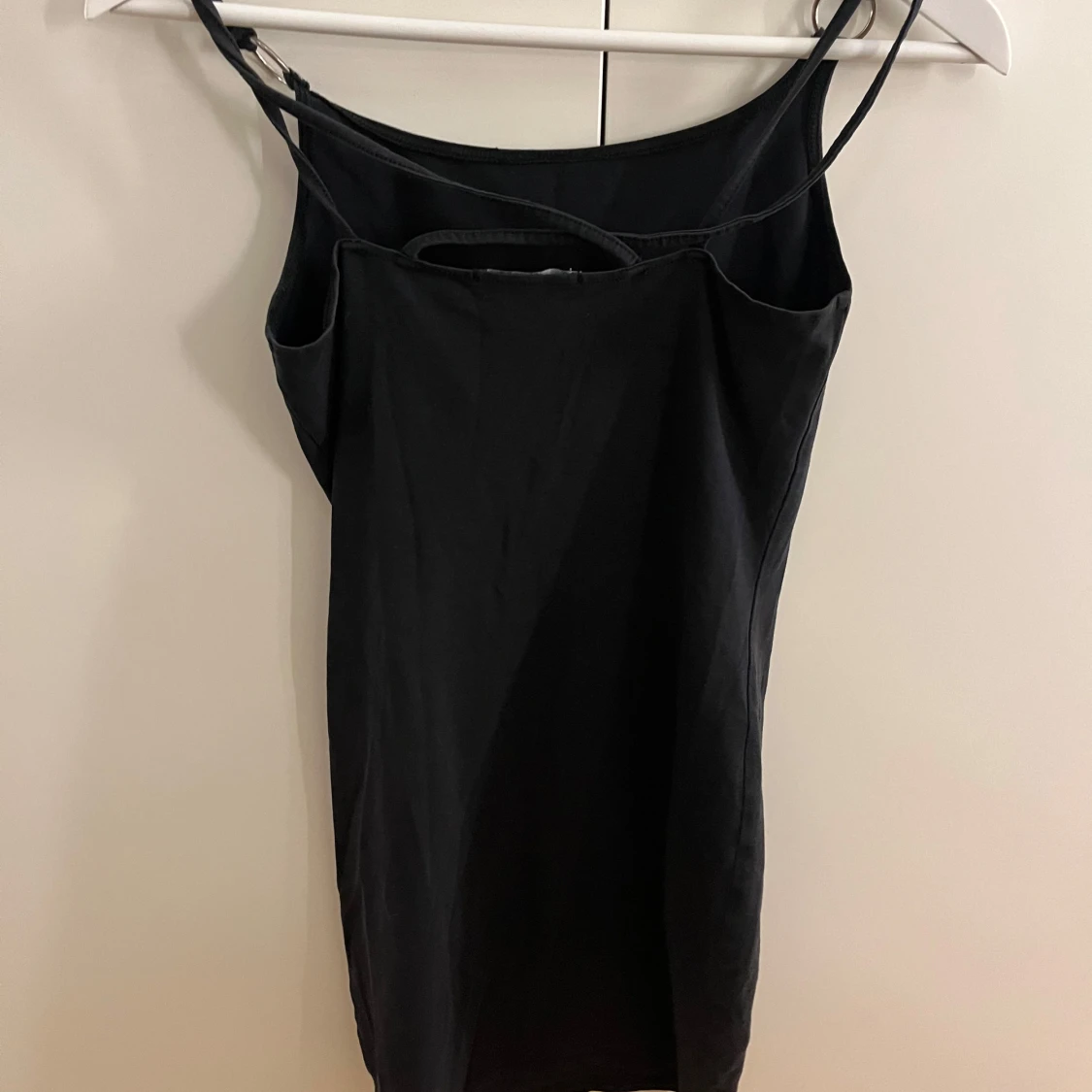 Svart klänning med smala axelband - 2