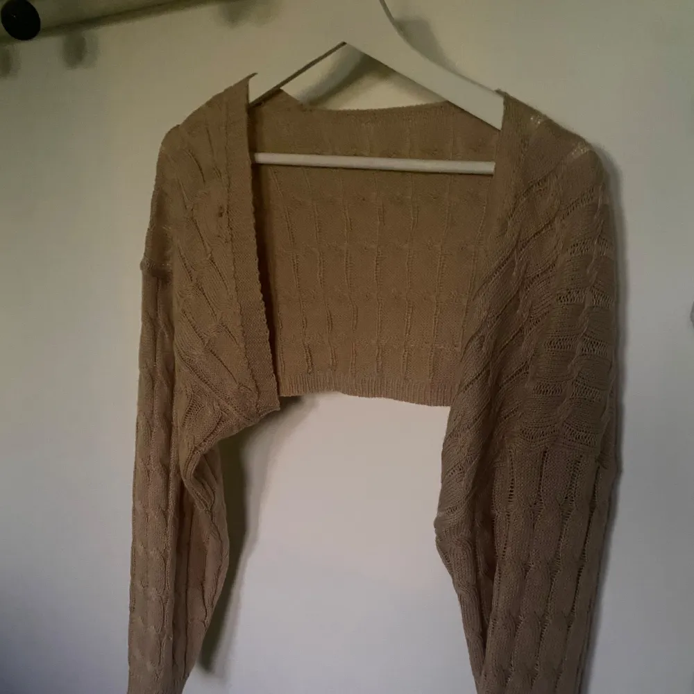 Beige/ljusbrun axelkofta i storlek S. Nypris 200kr. . Neuletakit & Villapaidat.