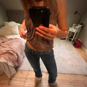 Pepe jeans - Säljer mina pepe jeans köpta här på plick🥰 De är i jättebra skick utan några defekter överhuvudtaget, en minimal slitning nere vid ena ”fotänden” men annars i perfekt skick🥰bara att skriva om fler bilder/frågor💘