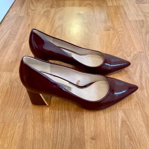 Vinröda klackar - Säljer ett par svinsnygga vinröda klackskor från Zara i fint skick, klack 6cm💓