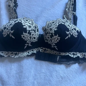 Marinblå intimissimi bh - Superfin marinblå intimissimi bh i storlek 75B.  Knappt använd och mycket fint skick!🥰🥰
