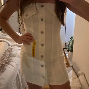 Vit jeans klänning  - En supersnygg vir jeans klänning som aldrig har kommit till användning, helt ny🤍🤍