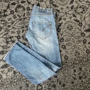 Dondup Jeans - Ett par snygga Dondup jeans för sommardagarna. Skicket är 9/10 och storlek W31, nypris var runt 3500 men säljer för bara 600! Bara att skriva vid frågor😊