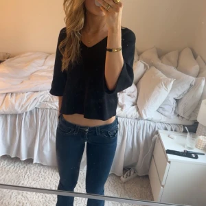 Mörkblå jeans från True Religion - Snygga mörkblå jeans från True Religion med ikoniska broderade fickor och knappar. Superlågmidjade men har tyvär blivit små på mig. Har språket vi fickorna på två ställen men det är ihopsytt ordentligt och syns knappt se bild 4. Det har även en blekning på ena benet se bild 5. Midjemått:35 innerbenslängd:81,5💕💕