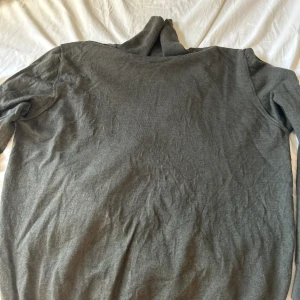 Grå polotröja från Oscar Jacobson - Säljer en stilren grå polotröja från Oscar Jacobson. Tröjan har en klassisk design med långa ärmar och är tillverkad i Italien. Perfekt för en elegant och bekväm look. Kostar 1400kr helt ny och den här är knappt använd! Pris kan diskuteras vid snabbt köp.