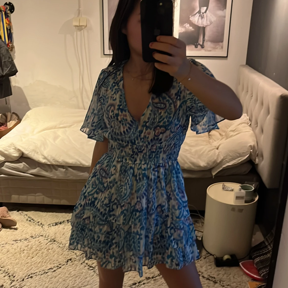 Blåmönstrad klänning med volangdetaljer - 1