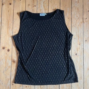 Fest topp - Gullig fest topp som kan matchas med allt!! 🪩 Säljer pga att den är stor, har inga defekter🌺🙌🏼