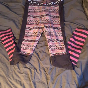 Mönstrade ullunderställstights från Kari Traa - Färgglada tights från Kari Traa med ett unikt mönster i rosa, lila och vitt. Ett litet hål på sidan av ena benet. Tightsen har en elastisk midja och är perfekta till skidåkning eller en kall vinterdag❄️🎿