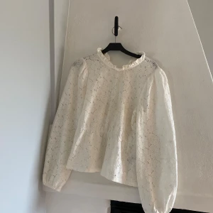 FIN BLUS - En fin sommarblus med ”detaljer” väldigt bra skick men lite sminkfläckar i, men inget som syns när man har sig den!💞