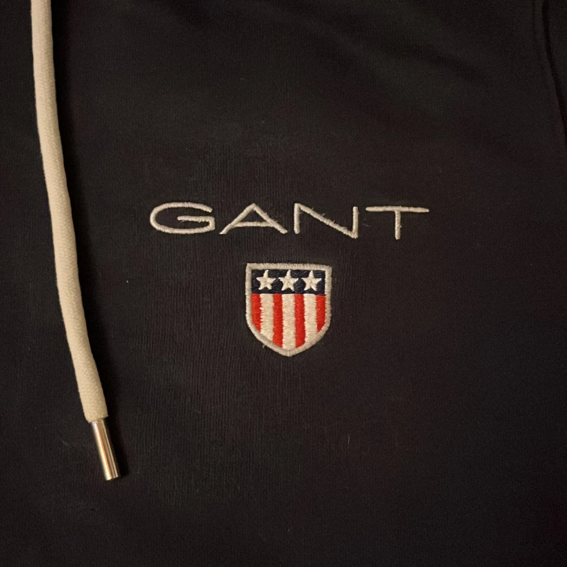 Svart hoodie från GANT - 2