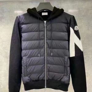 Moncler Cardigan - Tröttnat på den, fortfarande i perfekt skick!! Säljes fort då ja ska köpa något annat 