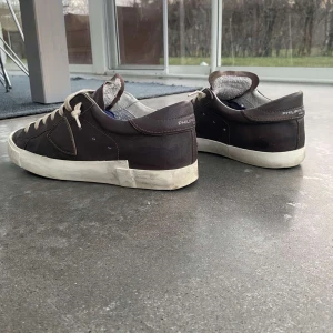 Philippe Model - Snygga bruna sneakers från Philippe Model med vita sulor och beige snören.. Hör av er vid minst fundering. Priset kan diskuteras 