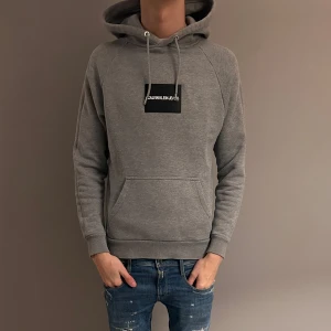 Calvin Klein  - Snygg grå hoodie från Calvin Klein med en svart logga på bröstet. Skicket är 10/10. (Priset är ej hugget i sten)