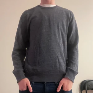 100% merinoull crewneck - Säljer en merinoull tröja från Riley, endast använd en gång, inga defekter