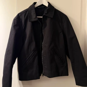 Jeans/canvas jacka  - Köpte denna jacka i Paris men har inte kommit till använding, Den är i Storlek Small, är i ett Jeans tyg. PRISET KAN DISKUTERAS ‼️