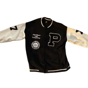 Varsity jacka  - Säljer denna fräscha och snygga varsity jacka i storlek Xl, sitter mer som en L skulle jag säga. 