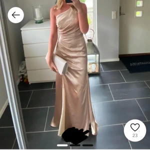 Balklänning - Nu säljer jag min balklänning köpt förra året! En champagnefärgad balklänning med slit, armband på ena sidan och en unik och snygg baksida😍( skriv för bild ) Är som ny, inga defekter! Är 164 cm och är lite för lång för mig utan skor, se bild 2, men längden passar perfekt med klackar. Skriv för fler bilder eller om andra frågor. Nypris 1650 kr. Pris går att diskutera❤️‍🔥.    OBS! första bild är lånad💞