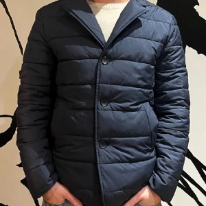  quiltad john henric jacka - Riktig go mörkblå quiltad jacka med knapp stängning. En sjyst kavaj liknande design, passar perfekt nu när våren börjar komma!!