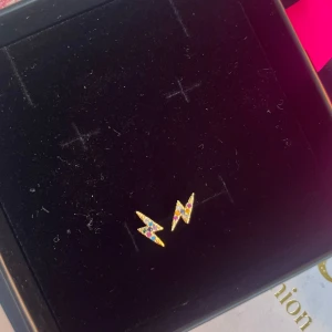 Guldörhängen med blixt - Snygga små örhängen i form av blixtar i guld från & Other Stories. Super söta till vardags🥰nypris 300 