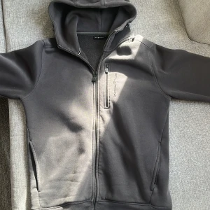 Sail racing hoddie  - Hej! Nu säljer jag min sail racing hoddie för att den passar inte mig längre. Har inte använts mycket, väldigt bra skick, inget som är sönder har  dock liten fläck som kan gå bort i tvät med lite medel 