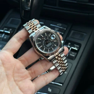 Seiko Sky-Dweller mod  - Nu är denna Seiko Sky-Dweller mod färdigbyggd och till salu! (Custom made.) Klockan har Seikos automatiska NH35A-urverk. Glaset är av safir, vilket är reptåligt. Diametern finns tillgänglig i antingen 39 eller 36 mm. Klocklåda och verktygs-kit ingår. Övriga frågor? DM!