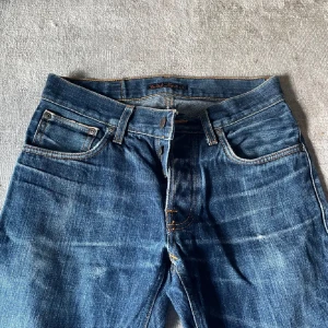 Blå jeans från Nudie - Säljer ett par klassiska blå jeans från Nudie Jeans. 
