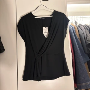 Svart blus Zara  - Helt ny svart blus från Zara i storlek M