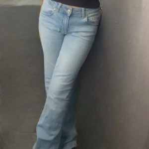 Ljusblå bootcut jeans lager 157 - Snygga ljusblå bootcut jeans med klassisk femficksdesign. De har en låg midja. ⚠️Kolla sista bilden⚠️ 