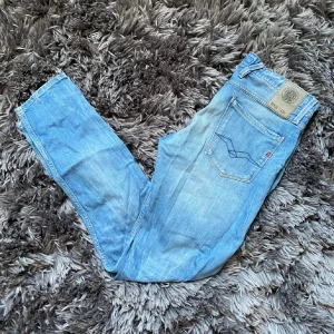 Replay jeans - Snygga blå jeansbyxor med klassisk design och ljus tvätt. Storleken är W30 L32 och är modellen Anbass. Vid frågor och funderingar är det bara att skriva.