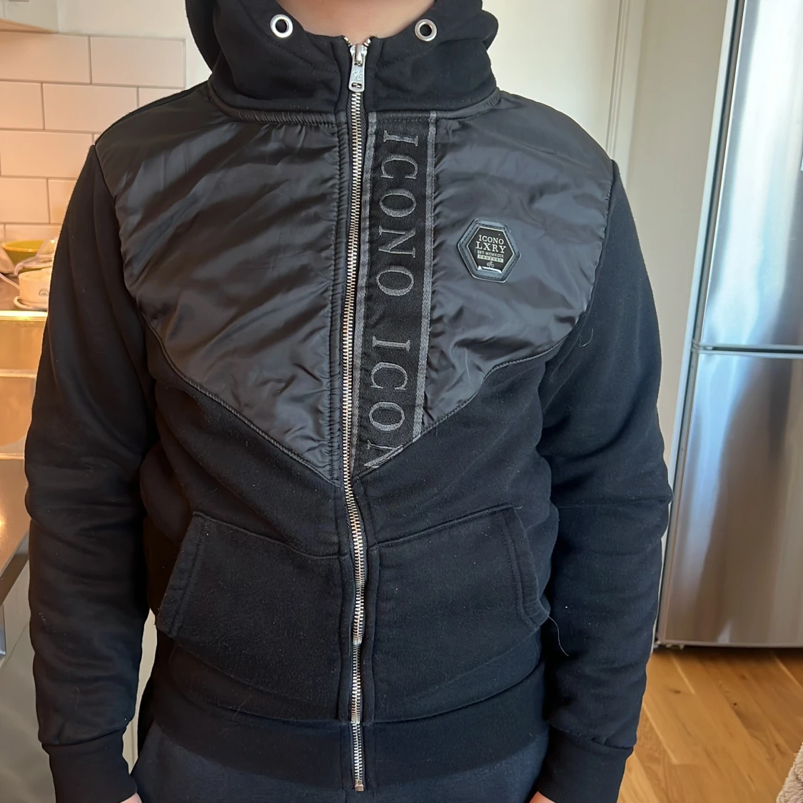 Svart huvjacka från Icono