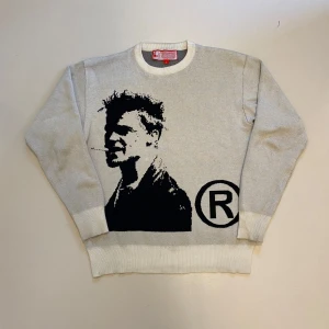 Stickad Tyler Durden tröja - Vit/grå stickad Tyler durden/ Brad pitt tröja, Mycket bra skick, Storlek L, Pris kan diskuteras, Skriv vid minsta fråga eller fundering💯👍