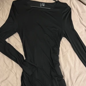 Svart klänning från vero Moda, storlek S - Vero Moda, Svart klänning med långa ärmar och rynkdetaljer på sidan. Storlek S.