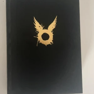 Harry Potter och det fördömda barnet - Säljer boken 'Harry Potter och det fördömda barnet' med en stilren svart omslag och gyllene detaljer. Perfekt för alla Harry Potter-fans som vill ha hela samlingen. Boken är en pjäs skriven av J.K. Rowling, John Tiffany och Jack Thorne.