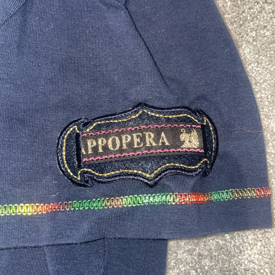 Mörkblå t-shirt med regnbågsdetaljer från Cappopera - 2