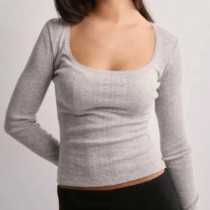 Grå långärmad topp - Figurnära passform 💗
